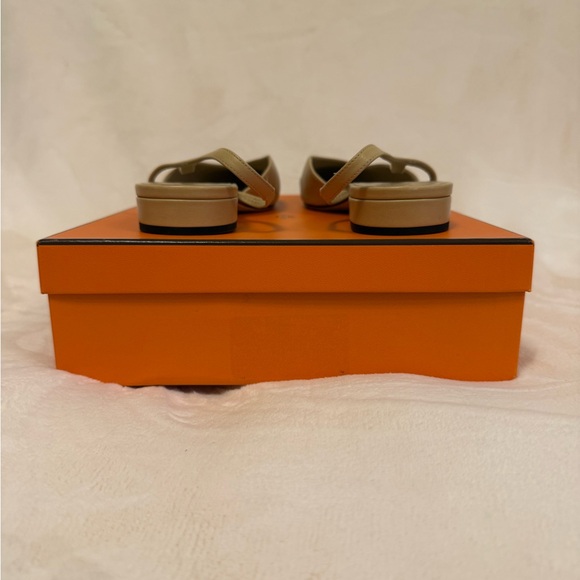 CHANEL Beige and Black Slingback Flats - Picture 3 of 7